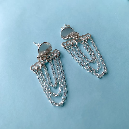 Brinco Cortina Glamour LifeCharm: Sofisticação e Charme em Cada Movimento