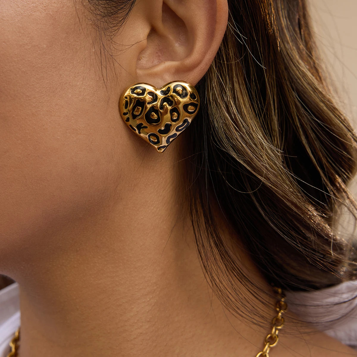 Brinco Wild Heart – Coração Animal Print Dourado