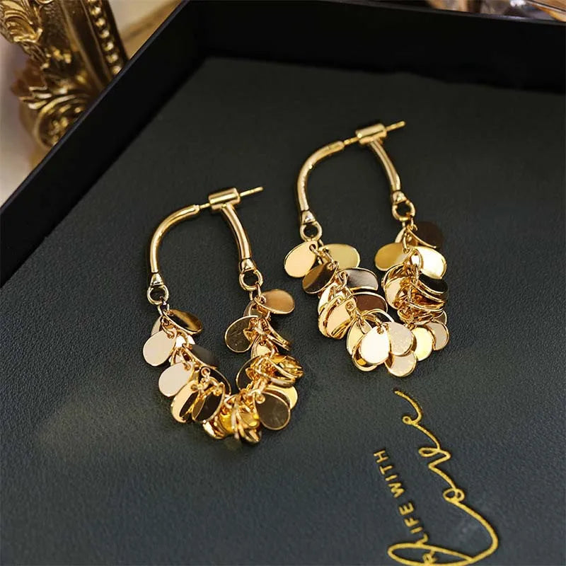 Brinco Cascata Lumière – Argola com Pingentes Metálicos