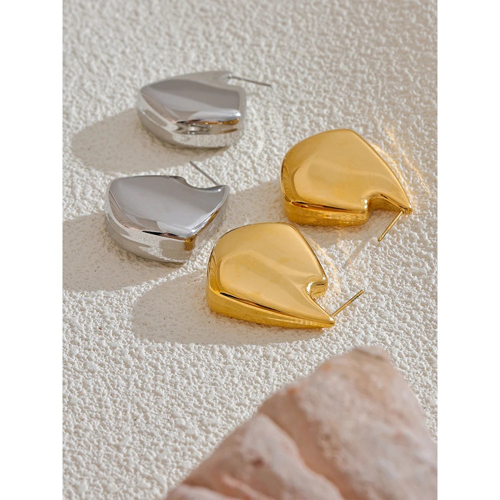 Brinco Aura Esculpida – Design Orgânico Premium