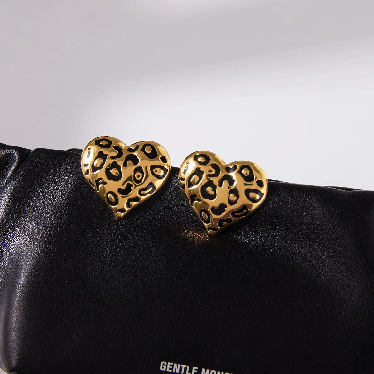 Brinco Wild Heart – Coração Animal Print Dourado