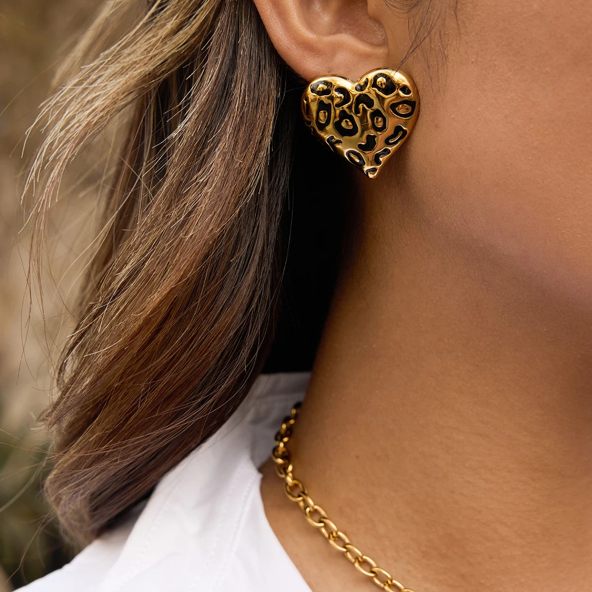 Brinco Wild Heart – Coração Animal Print Dourado