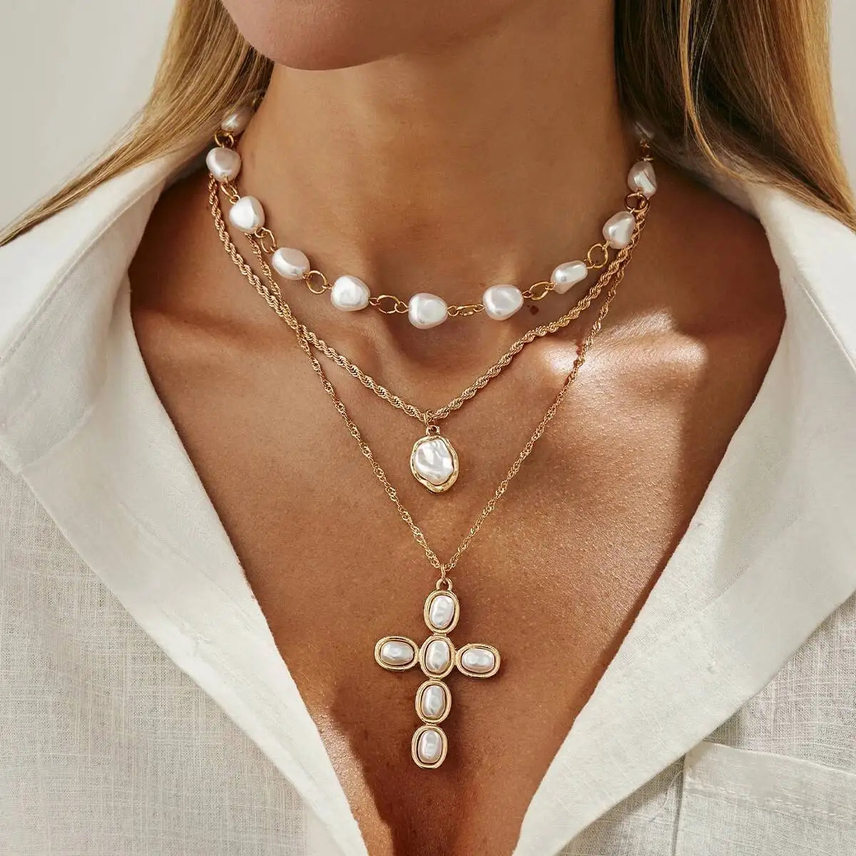 Conjunto Divina Camada – 3 Colares com Pérolas e Cruz