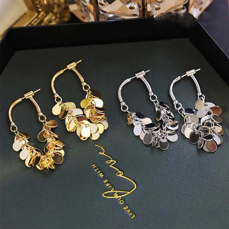 Brinco Cascata Lumière – Argola com Pingentes Metálicos