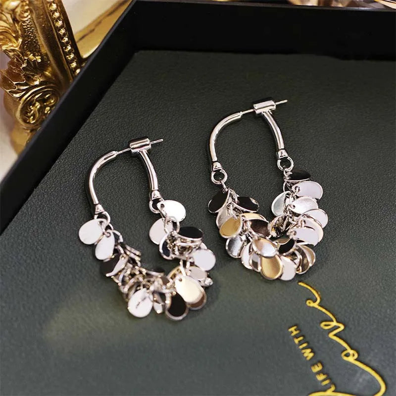 Brinco Cascata Lumière – Argola com Pingentes Metálicos