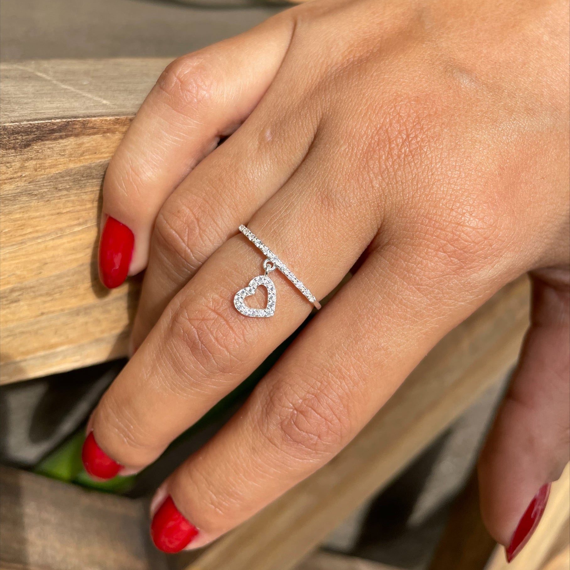 Anel de Prata Aparador com Pingente Coração LifeCharm: Elegância e Brilho