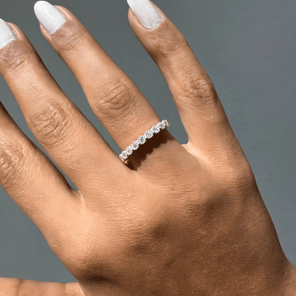 Anel Aparador LifeCharm em Prata 925 com Zircônia: Elegância e Impecabilidade