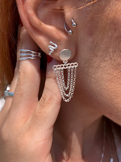 Brinco Cortina Glamour LifeCharm: Sofisticação e Charme em Cada Movimento