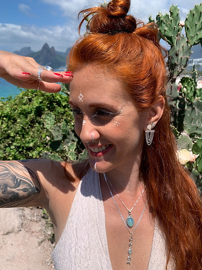 Brinco Cortina Glamour LifeCharm: Sofisticação e Charme em Cada Movimento