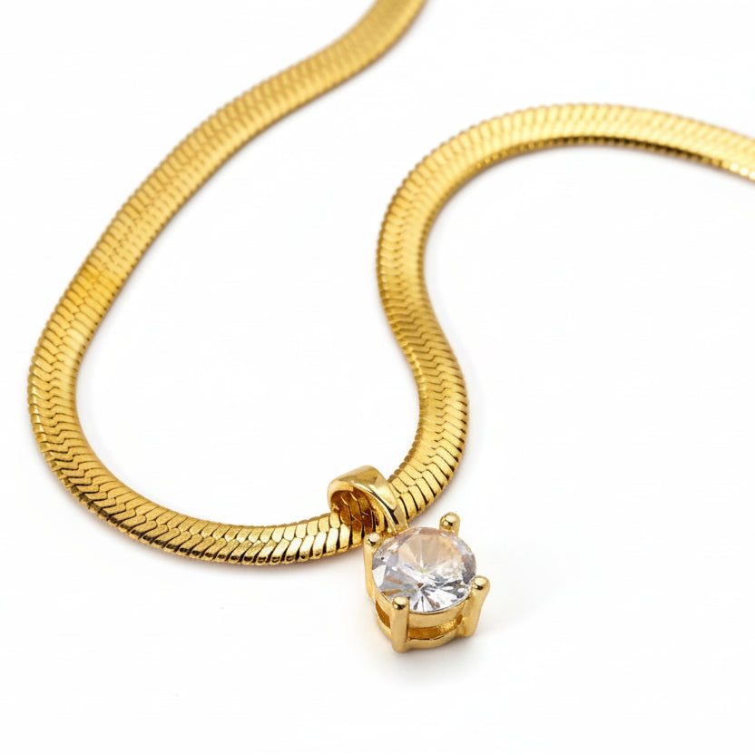 Colar Elegante com Pingente de Ouro e Strass