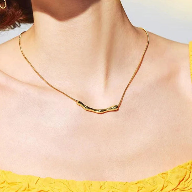 Colar Traço – Barra Orgânica Minimalista