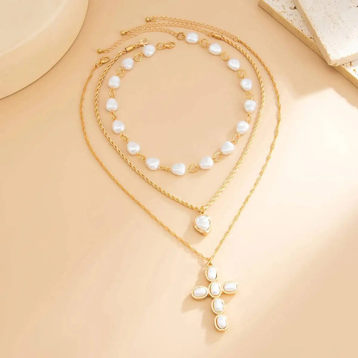 Conjunto Divina Camada – 3 Colares com Pérolas e Cruz