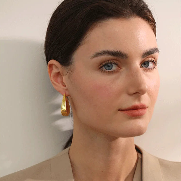 Brinco Aura Esculpida – Design Orgânico Premium