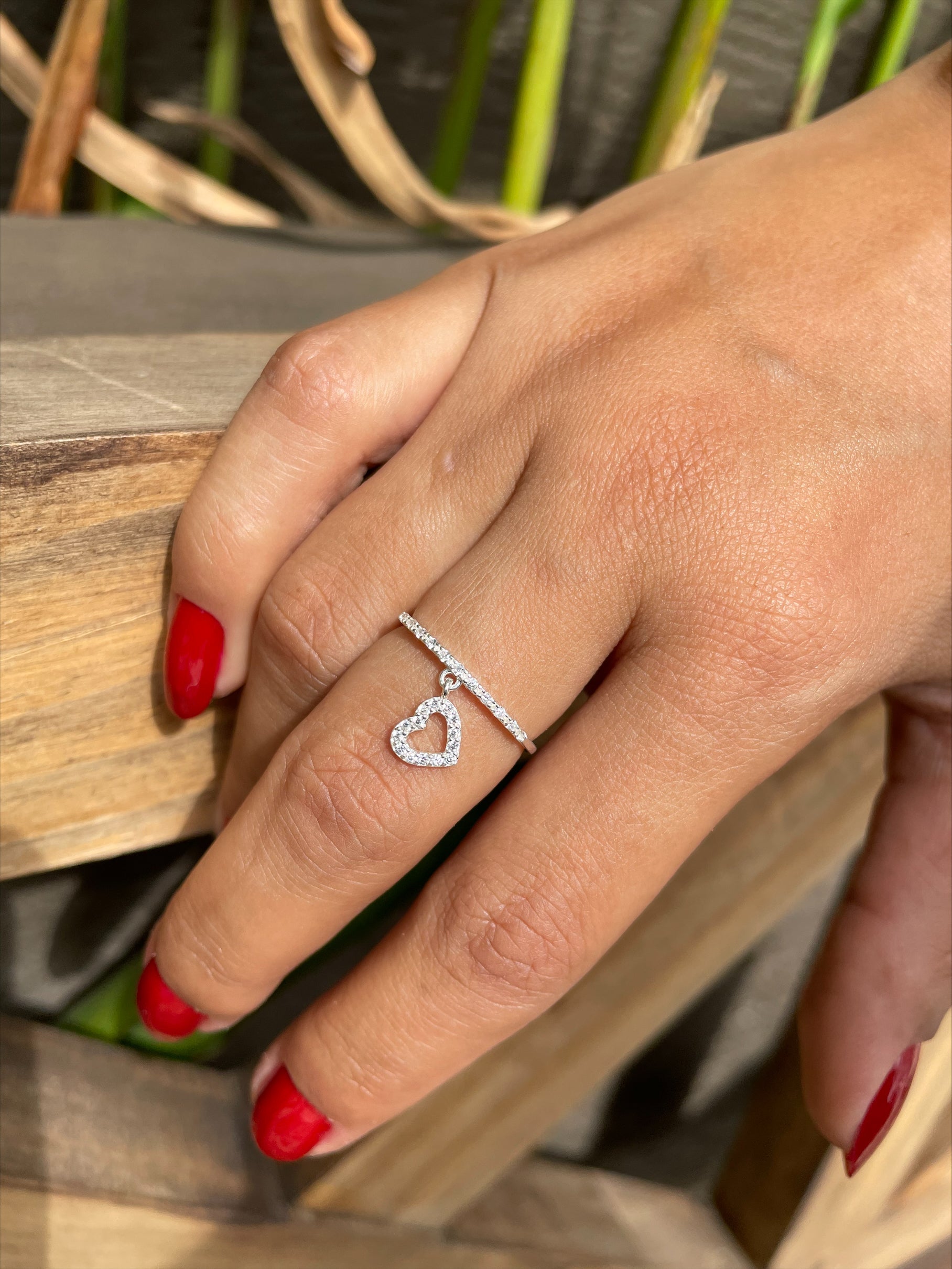 Anel de Prata Aparador com Pingente Coração LifeCharm: Elegância e Brilho