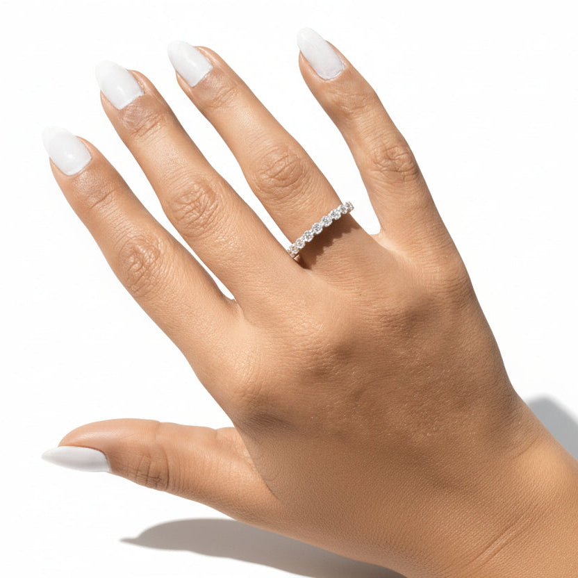 Anel Aparador LifeCharm em Prata 925 com Zircônia: Elegância e Impecabilidade