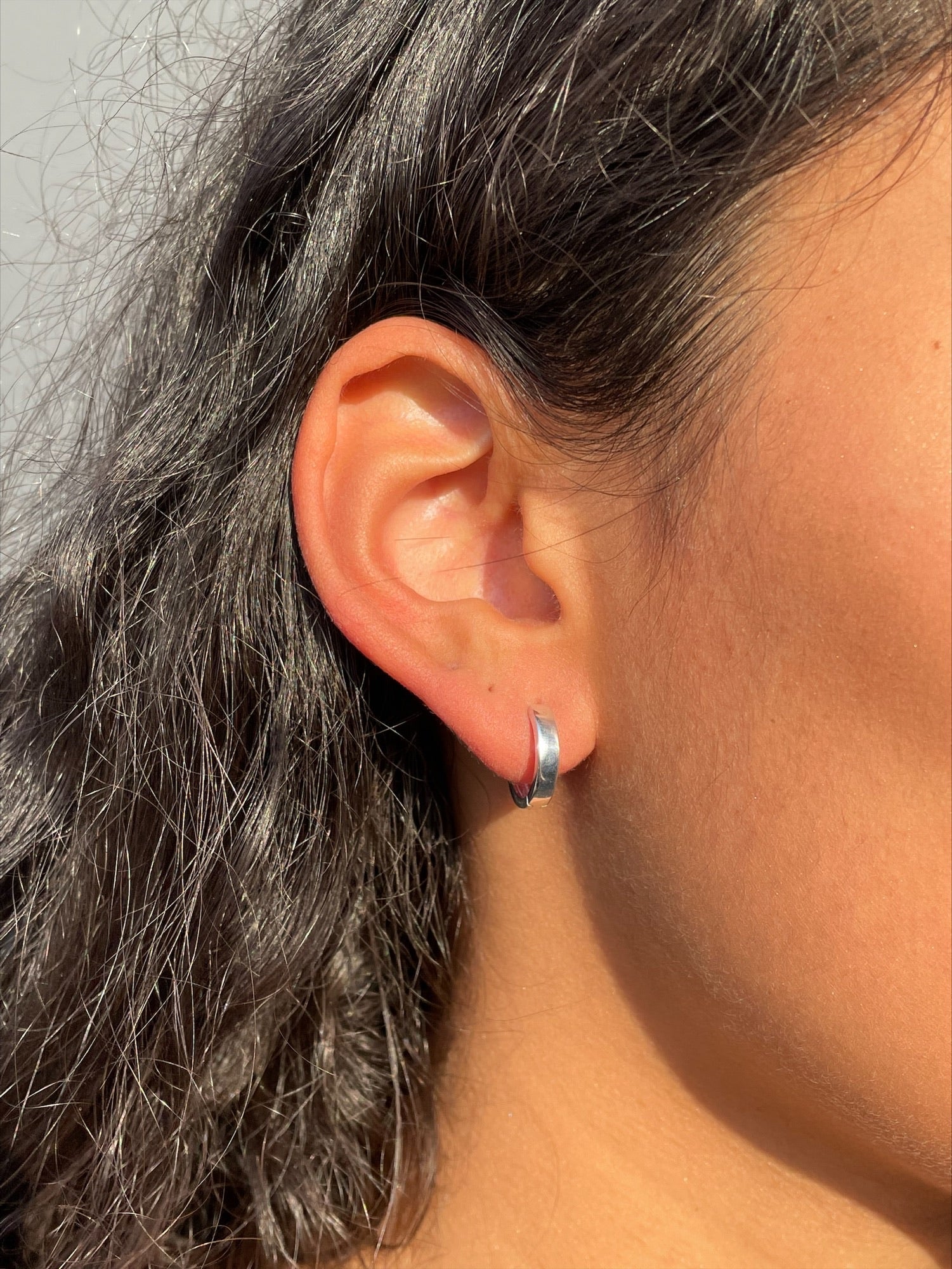 Brinco de Prata Argola Lisa : Elegância e Simplicidade em Prata 925