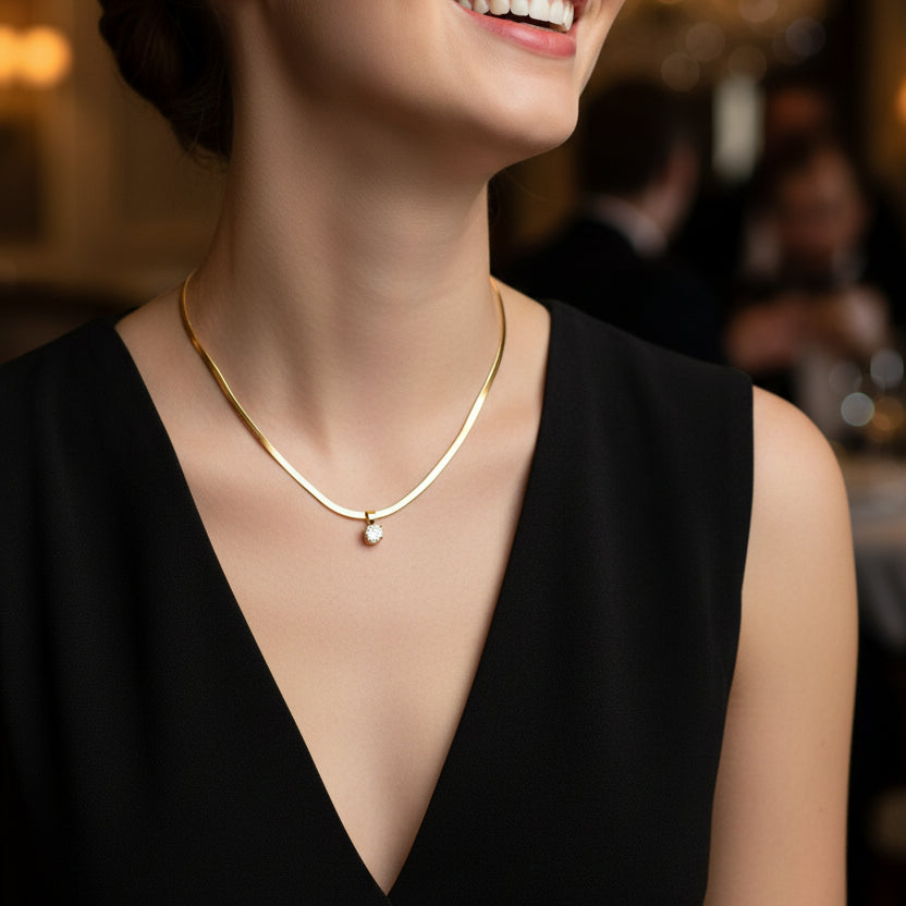 Colar Elegante com Pingente de Ouro e Strass