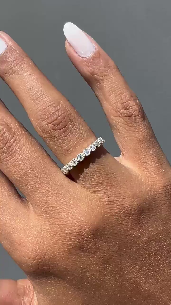 Anel Aparador LifeCharm em Prata 925 com Zircônia: Elegância e Impecabilidade